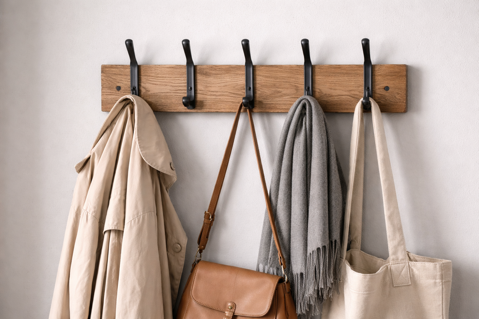 Fixer un porte-manteau sans percer