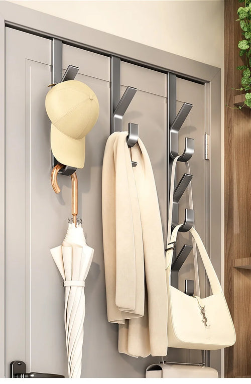 Porte-manteau sur porte d'entrée gris