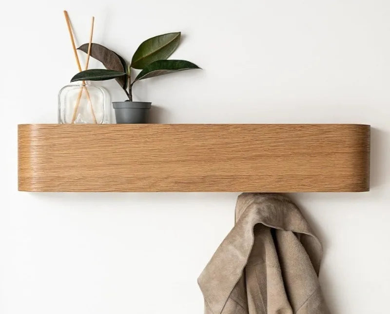Porte manteau mural en bois clair avec etagère