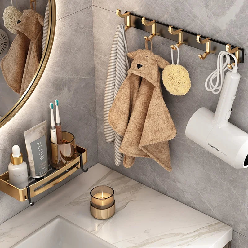 Porte manteau noir et doré salle de bain